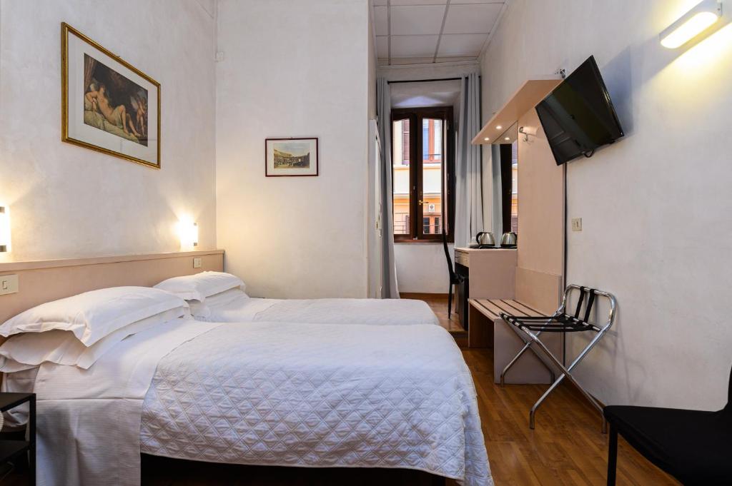 罗马茱莉亚酒店的配有一张床和一台平面电视的酒店客房
