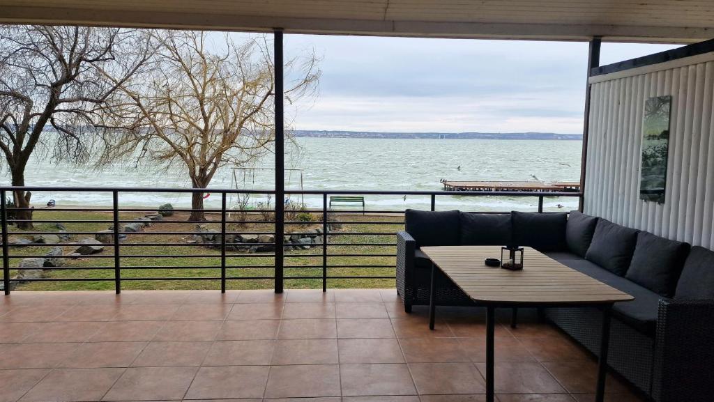 马马亚RoApart Mamaia - Riva Lake Apartments的带沙发的客厅,享有水景