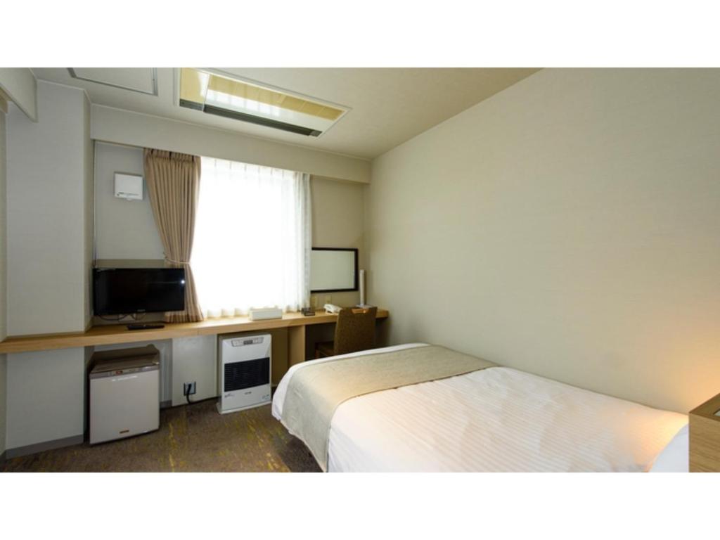 俱知安町Hotel Three M - Vacation STAY 93394v的酒店客房,配有床和电视