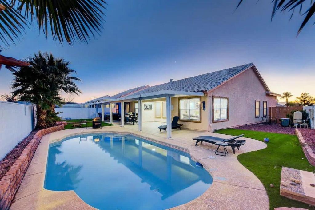 拉斯维加斯Chic 4BR Home w Pool, Jacuzzi, Billiards & Firepit的庭院中带游泳池的房子