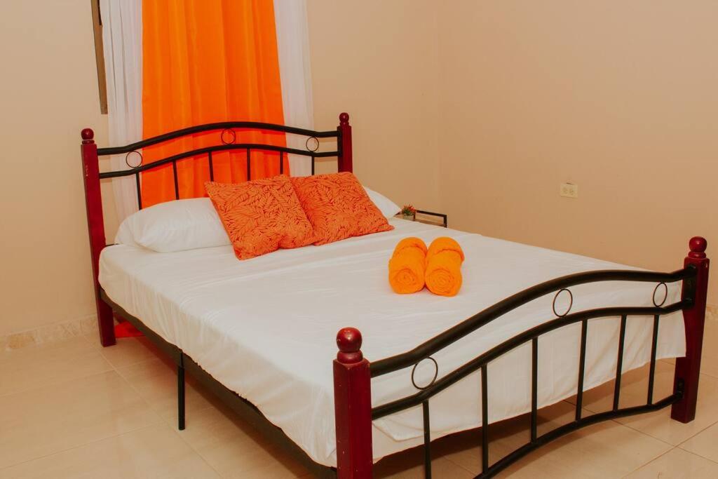 圣地亚哥San Juan Loft的一间卧室,床上有橙色鞋