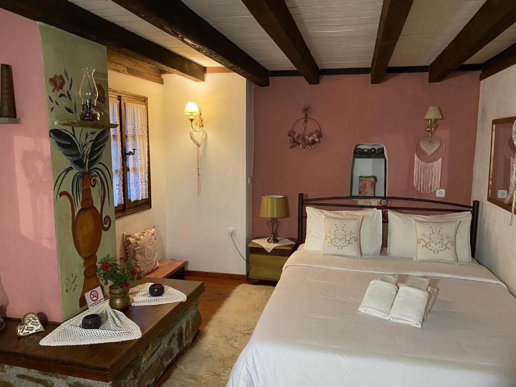 帕莱斯潘蒂雷蒙Traditional Guesthouse Erato的一间卧室配有一张大床和镜子