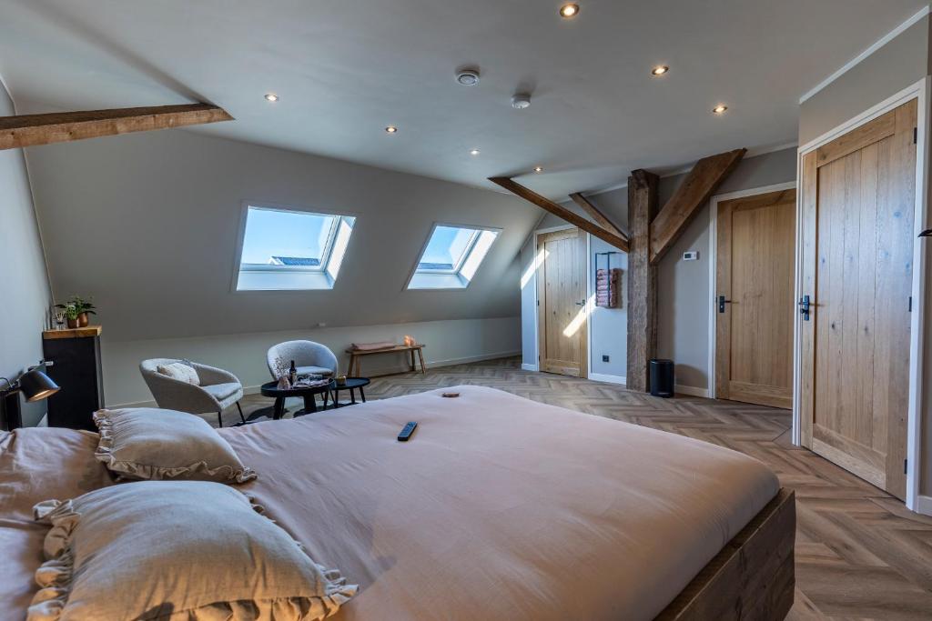 OosterzeeJantje Slot Hoeve的一间带一张大床的卧室,位于带窗户的房间内