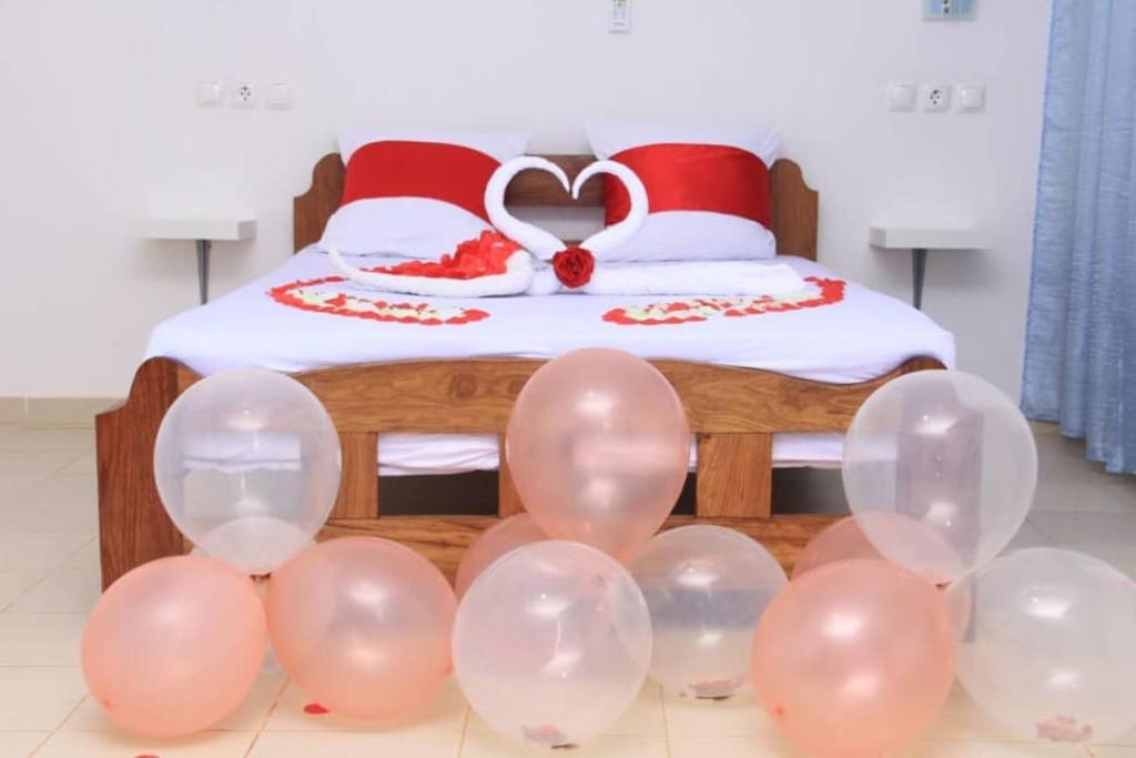 比绍CASA CAMBA MAR的睡床前的一大束粉红色气球