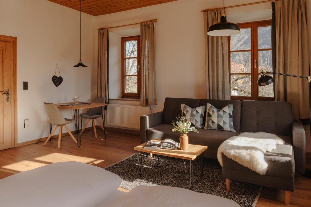 斯陶达奇格达赫Staudingerhof的客厅配有沙发和桌子