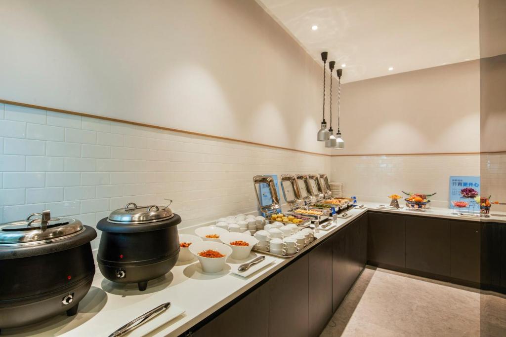 上海上海徐汇滨江智选假日酒店的厨房在柜台上配有两个锅碗瓢盆