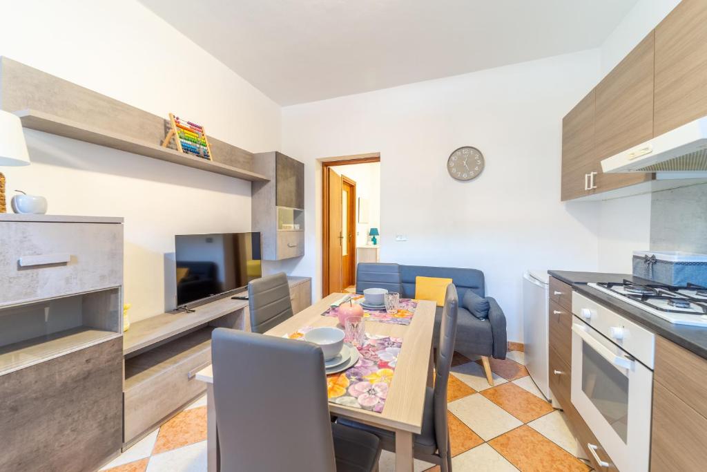 帕尔马A Casa di Luca的厨房以及带桌椅的用餐室。