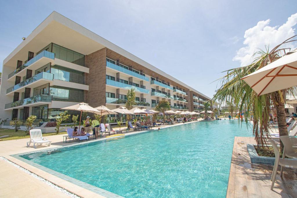 马塞约Maceio Mar Resort All Inclusive的酒店前的游泳池