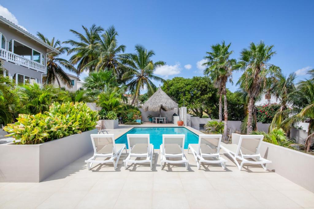 简蒂埃尔JT Curacao Apartments的享有度假村游泳池的景致