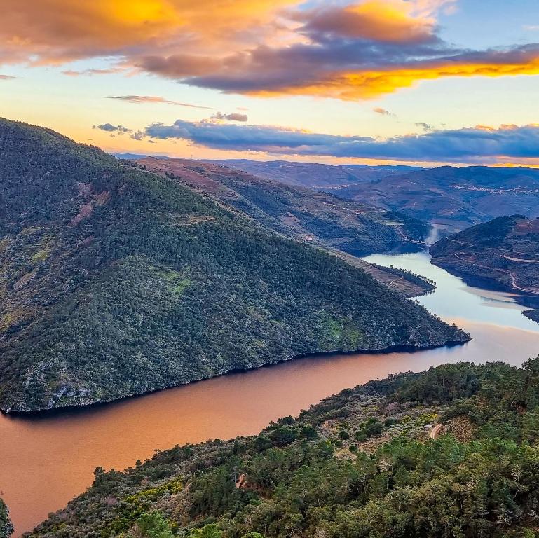 PegarinhosCasa da Oliveira的享有高山湖泊的空中景致