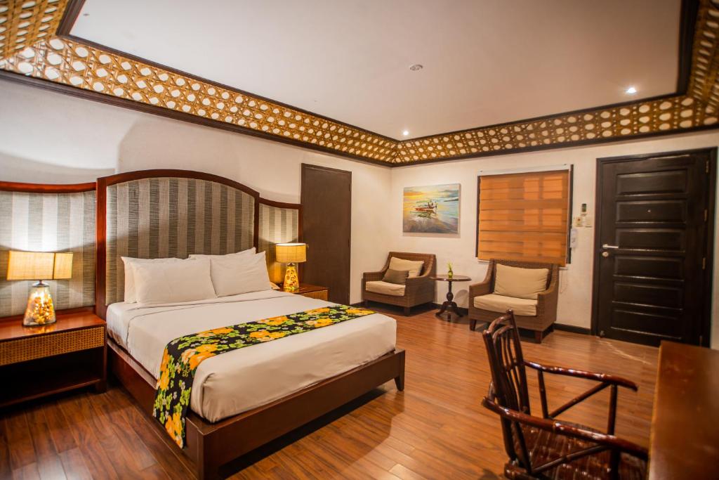 圣维森特阿古塔亚俱乐部酒店的一间卧室配有一张床、一张桌子和一把椅子