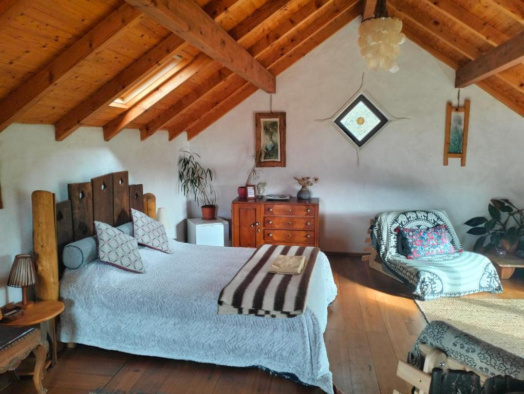 佩内拉O Homem Verde的一间卧室设有一张大床和木制天花板