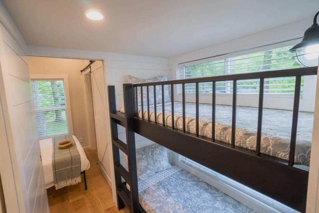 Farmhouse Tiny home with fishing Pond - Oak Cabin客房内的一张或多张床位