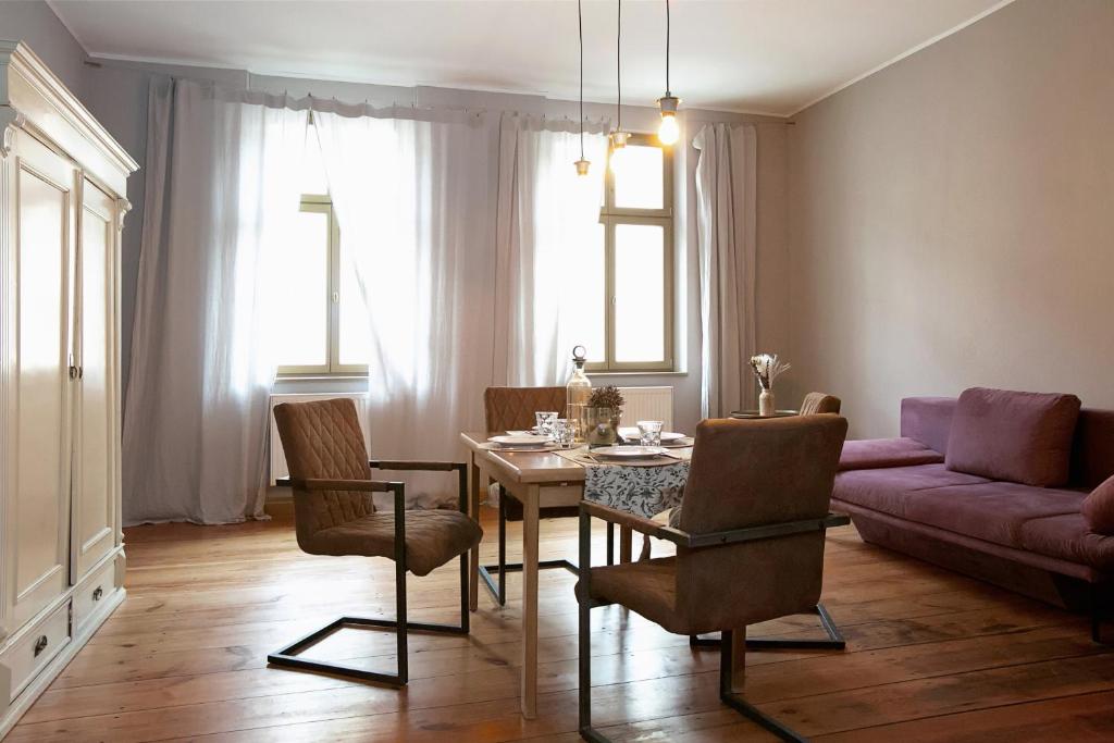 科特布斯Avancers - homelike living的客厅配有桌子和沙发