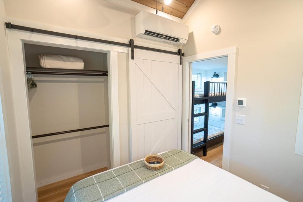 Farmhouse Tiny home with fishing Pond - Oak Cabin客房内的一张或多张床位