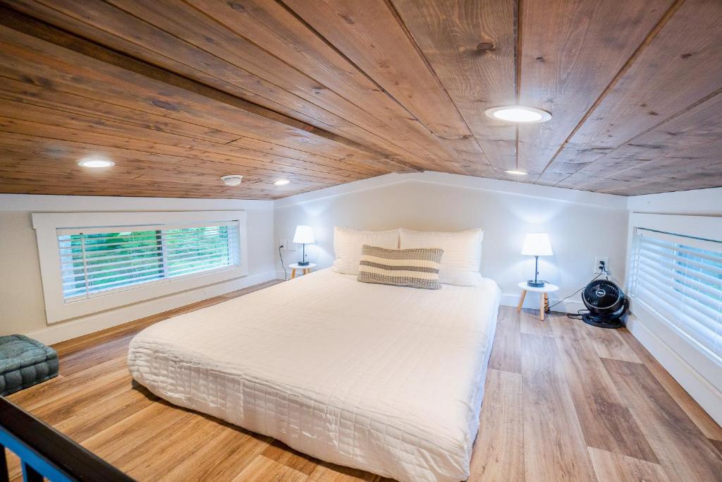 Farmhouse Tiny home with fishing Pond - Oak Cabin客房内的一张或多张床位