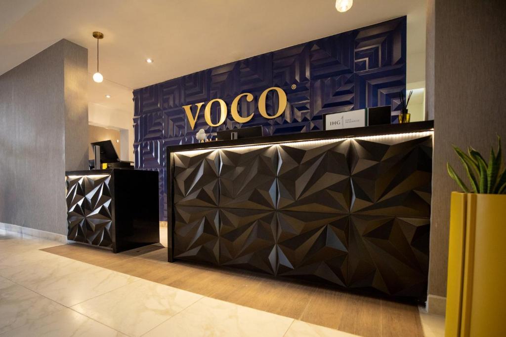 萨尔蒂约voco Saltillo Suites, an IHG Hotel的一间拥有黑色和紫色墙壁的时尚商店