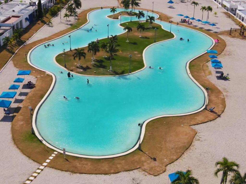 里奥阿托Beach villa with cozy terrace的享有度假村游泳池的空中景致