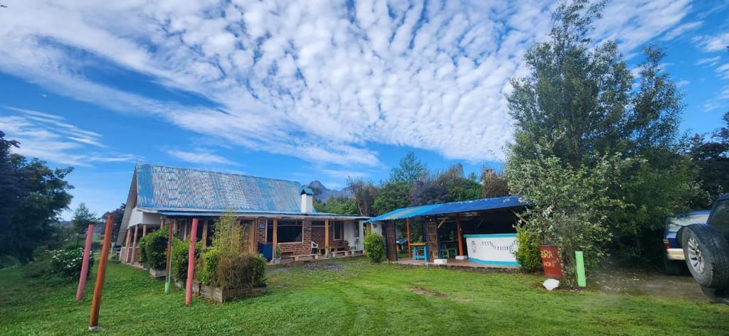 ChaupiILINIZA Base Camp的蓝色屋顶和庭院的房子