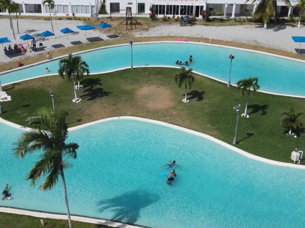 里奥阿托Beach-Style Pool Villa Paradise的大型游泳池的顶部景色