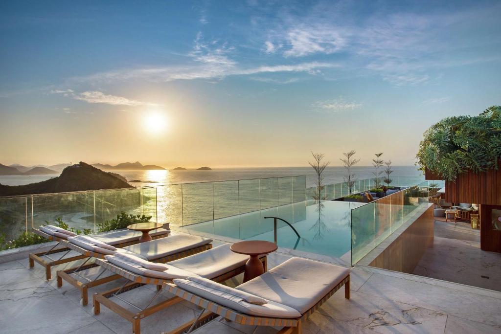 里约热内卢里约热内卢科帕卡巴纳希尔顿酒店的海景别墅 - 带游泳池
