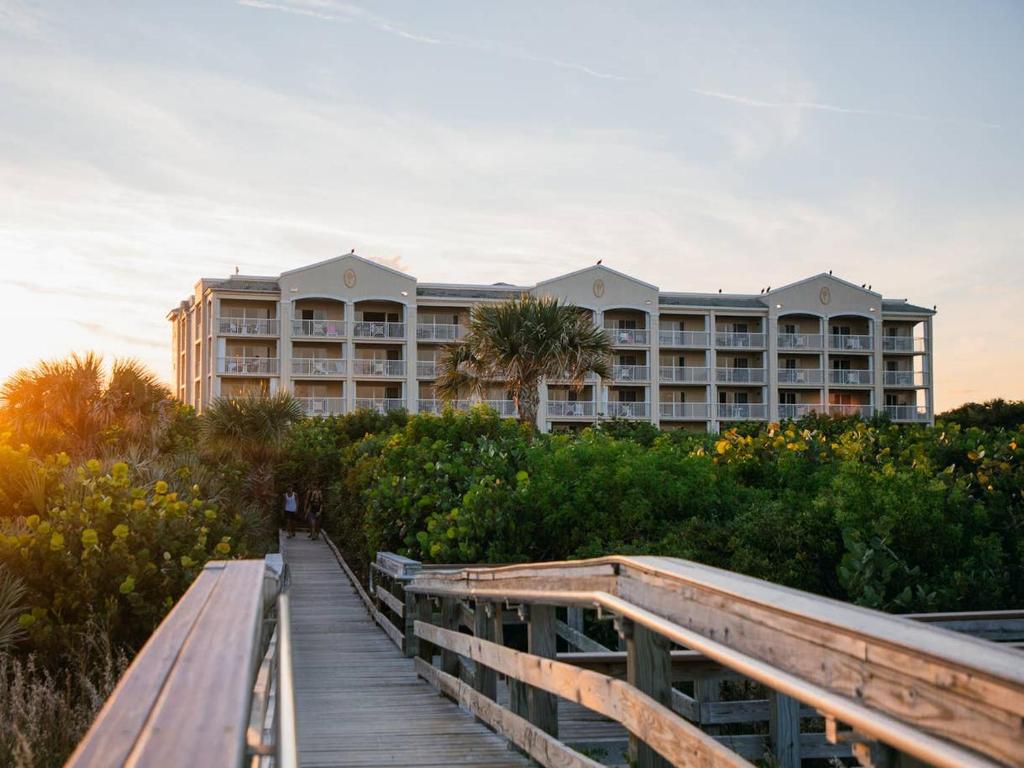 卡纳维拉尔角Holiday Inn Club Vacations Cape Canaveral Beach Resort的通往带大楼的度假胜地的木板路