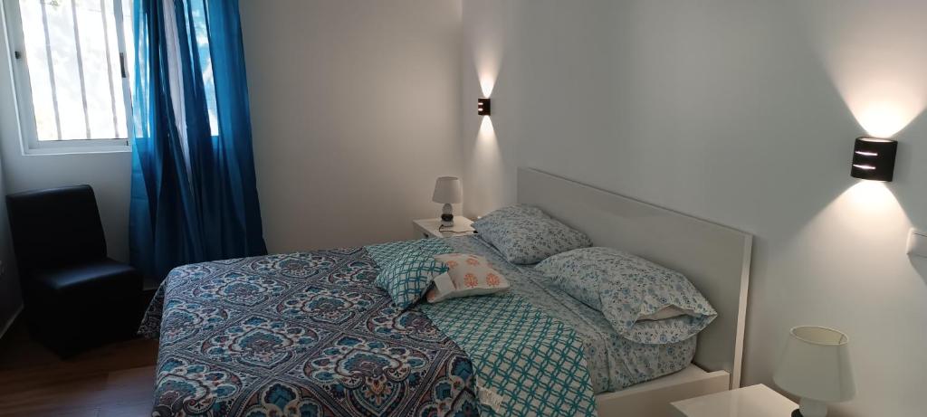 普拉亚Residência Águia的一间卧室配有一张带被子和枕头的床