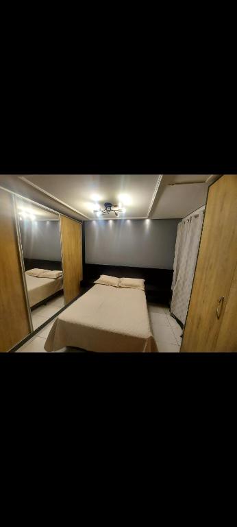 卡诺阿斯Condominio Dumont的小房间设有两张床和天花板
