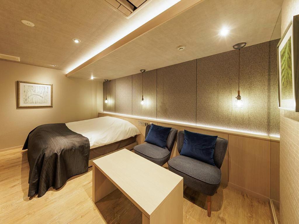 广岛Y-HOTEL - Vacation STAY 22330v的小房间,配有一张床和两把椅子