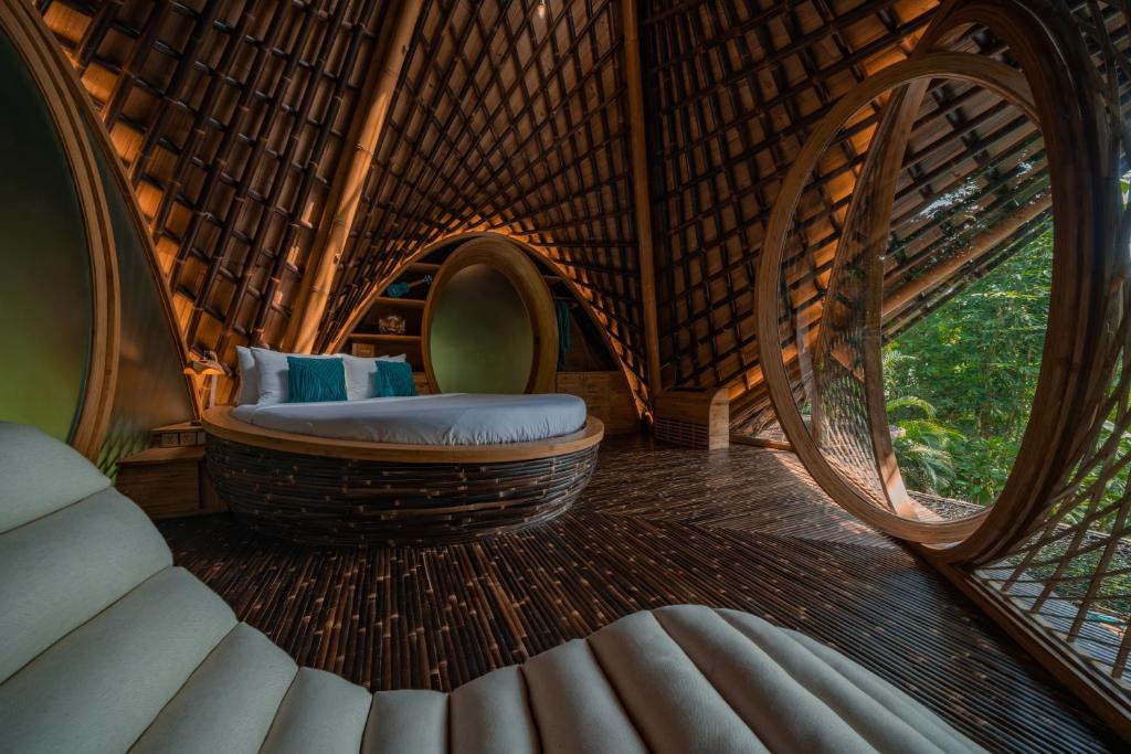 塔巴南Suenyo Eco Retreat的竹屋中带圆床的房间