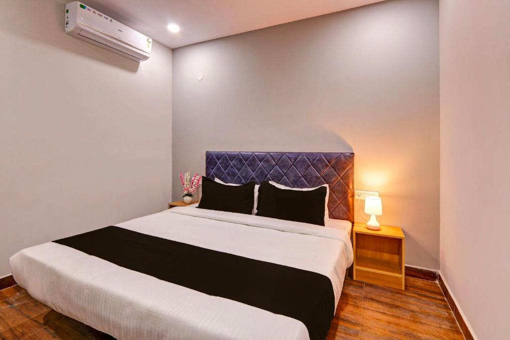 海得拉巴Super OYO Flagship RBS Classic Stay Boduppal的一间卧室配有一张大床和蓝色床头板
