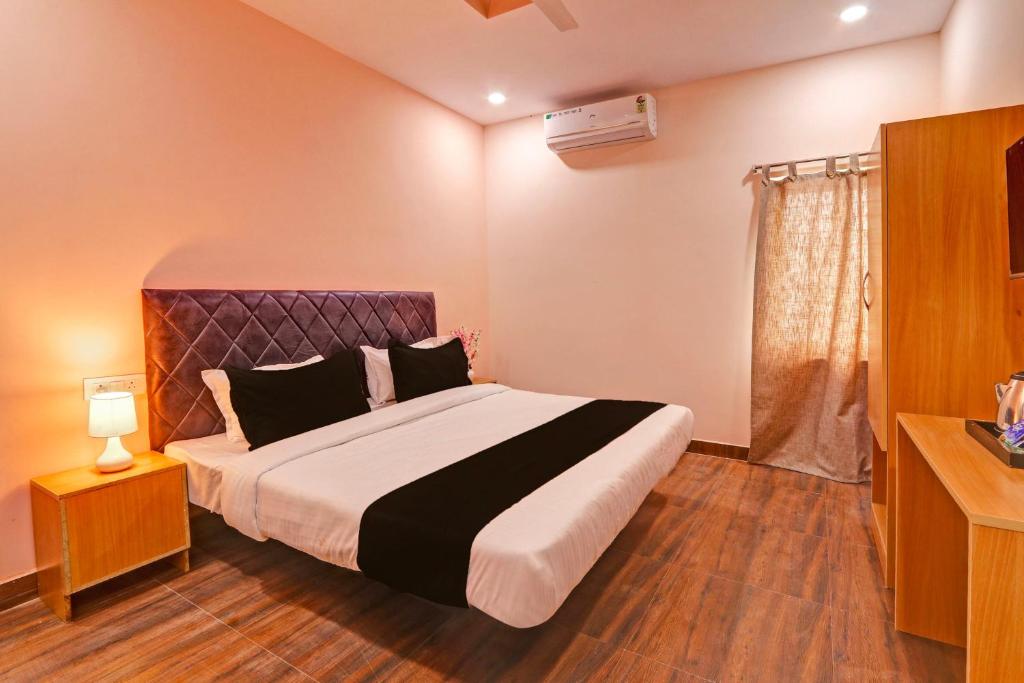 海得拉巴Super OYO Flagship RBS Classic Stay Boduppal的一间卧室,卧室内配有一张大床