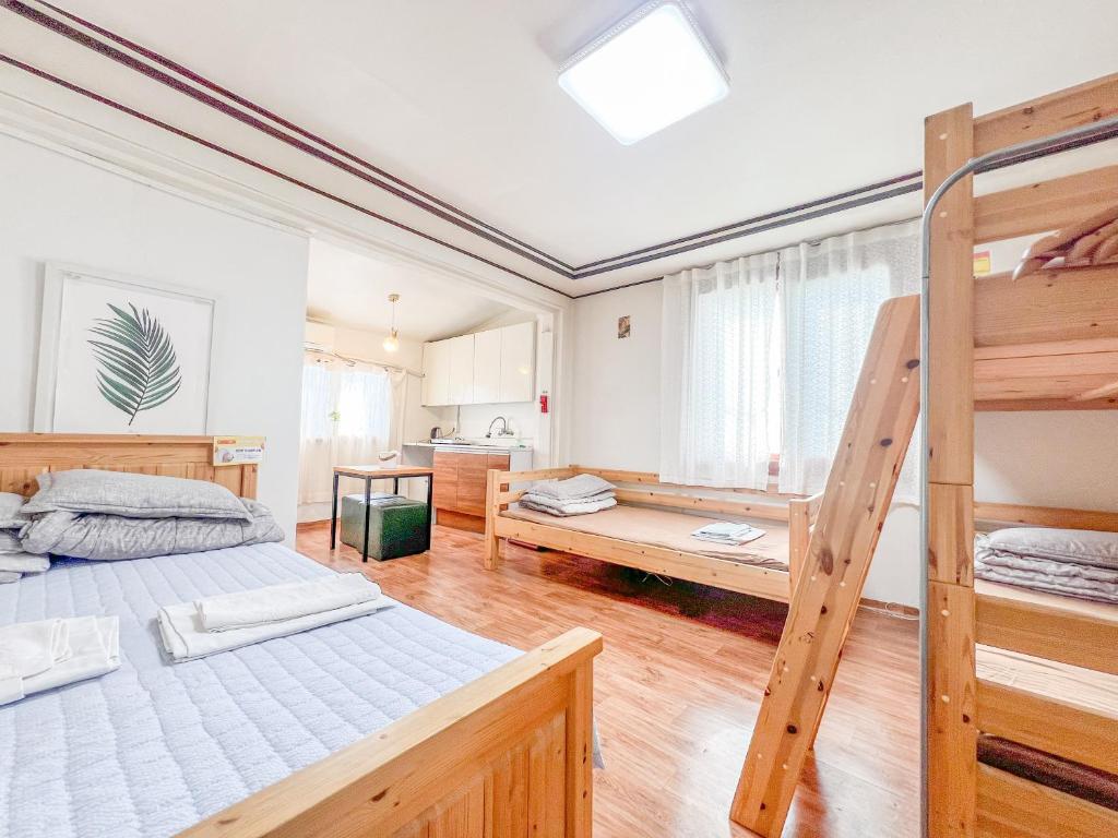 大邱Empathy Guesthouse的一间卧室设有两张双层床和梯子