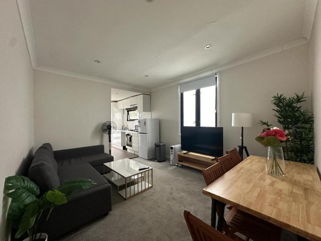 悉尼Dynamic 2 Bedroom home close to city buzz Darling St 2 E-Bikes Included的客厅配有黑色沙发和桌子