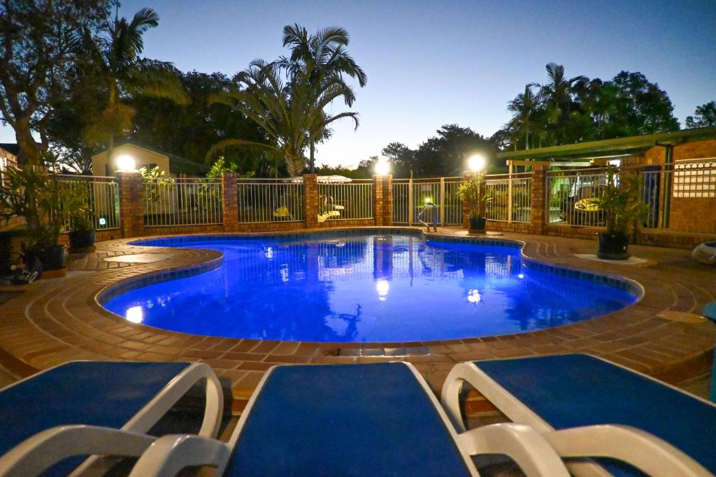 拜伦湾格伦别墅度假酒店的庭院里的一个蓝色海水大型游泳池