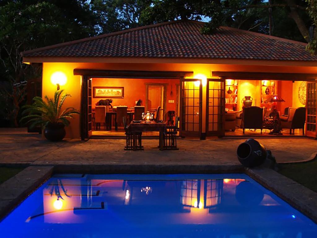 圣卢西亚Kwalucia Private Safari Retreat的一座带游泳池的夜间别墅