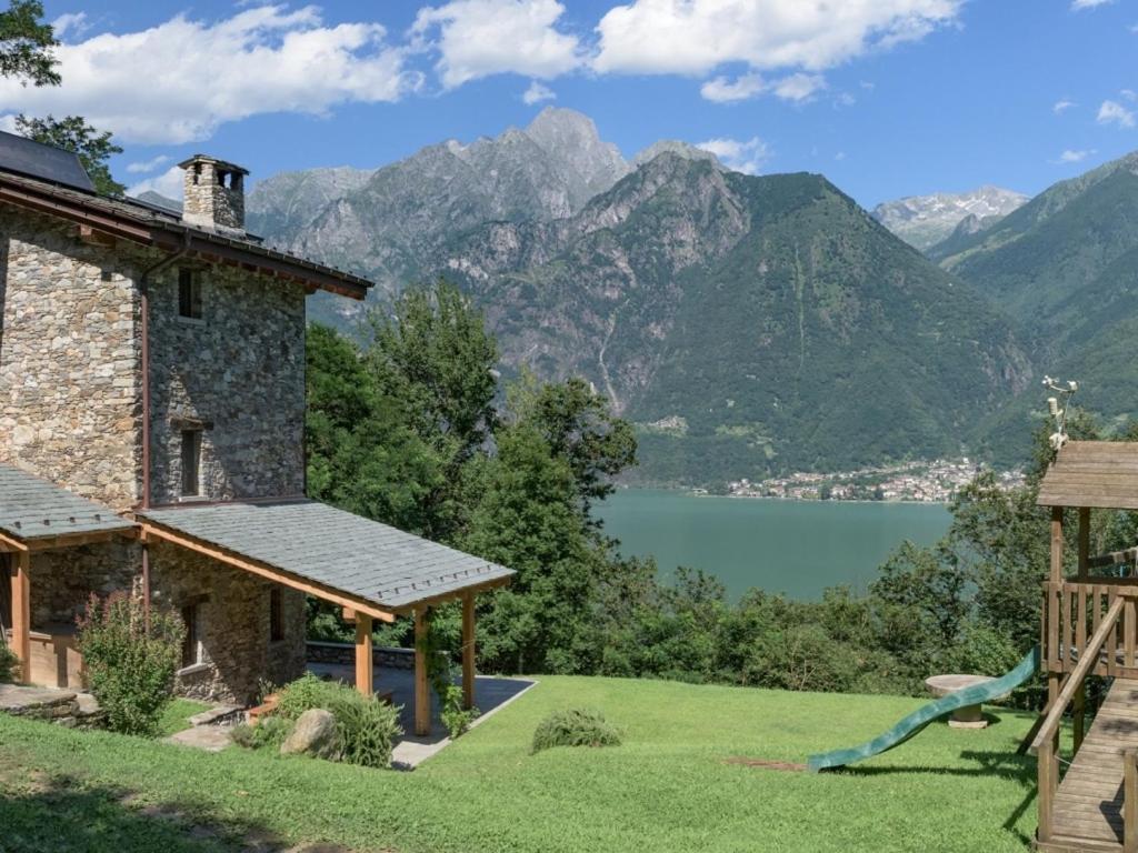 索里科Villa Rustica的享有湖泊和山脉美景的度假屋