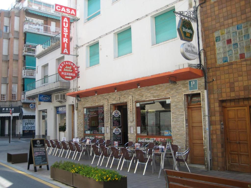 卡里拉卡萨奥斯特里亚膳食公寓的街道上设有桌椅的建筑