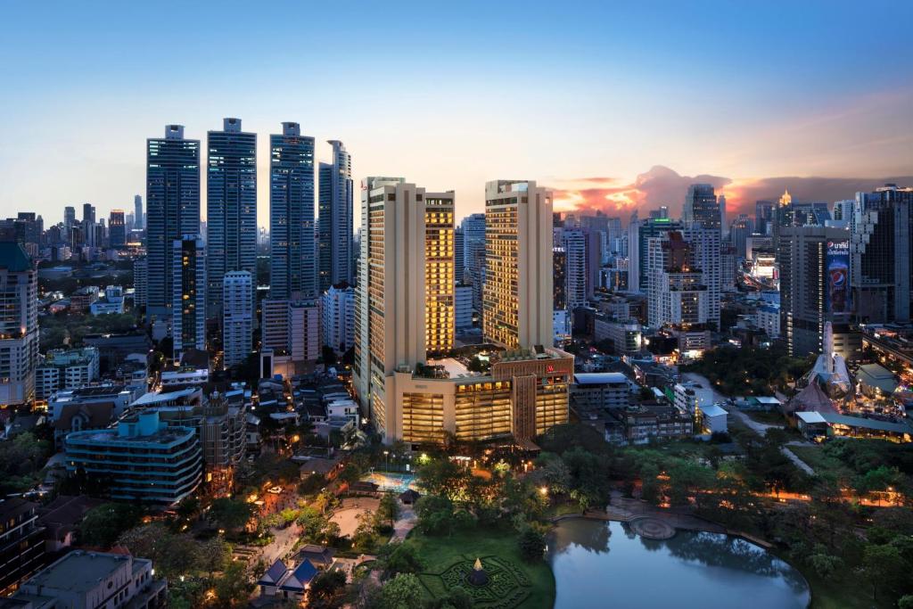 曼谷曼谷皇后公园万豪侯爵酒店的城市天际线,夜晚有高楼
