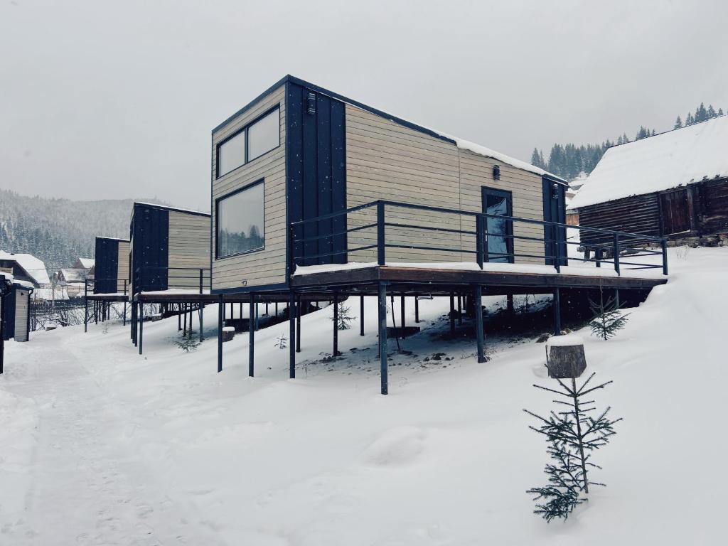 帕利亚尼西亚Небокрай的雪地小木屋,有雪覆盖的地面