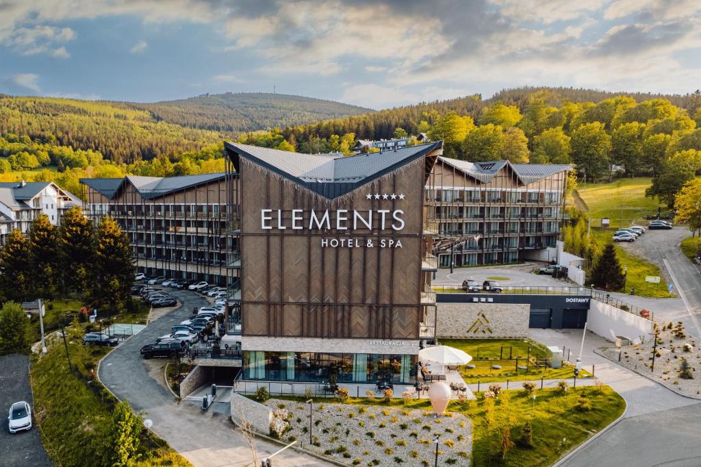 希维拉杜夫-兹德鲁伊Elements Hotel&Spa的享有埃格蒙特酒店入口的空中景致