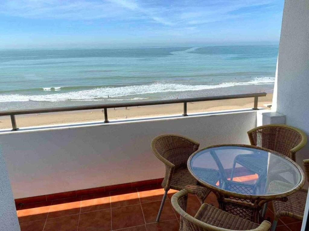 加的斯El Mirador de la Playa Cortadura Grupo AC Gestion的一个带桌椅的海景阳台