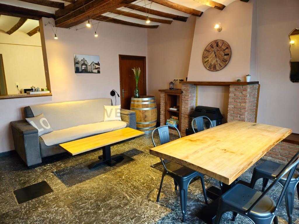 洛布Gîte de l'Entreville的客厅配有沙发和桌子