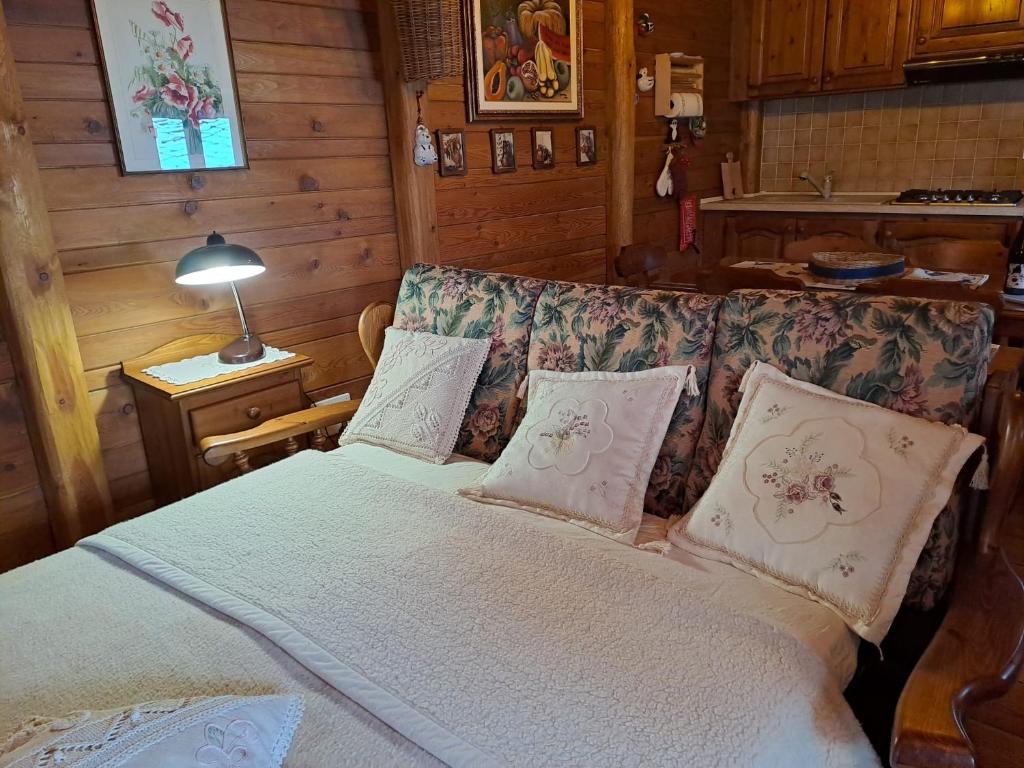 BalmeLa casa nell'airetta的一间卧室配有带枕头的床铺和沙发