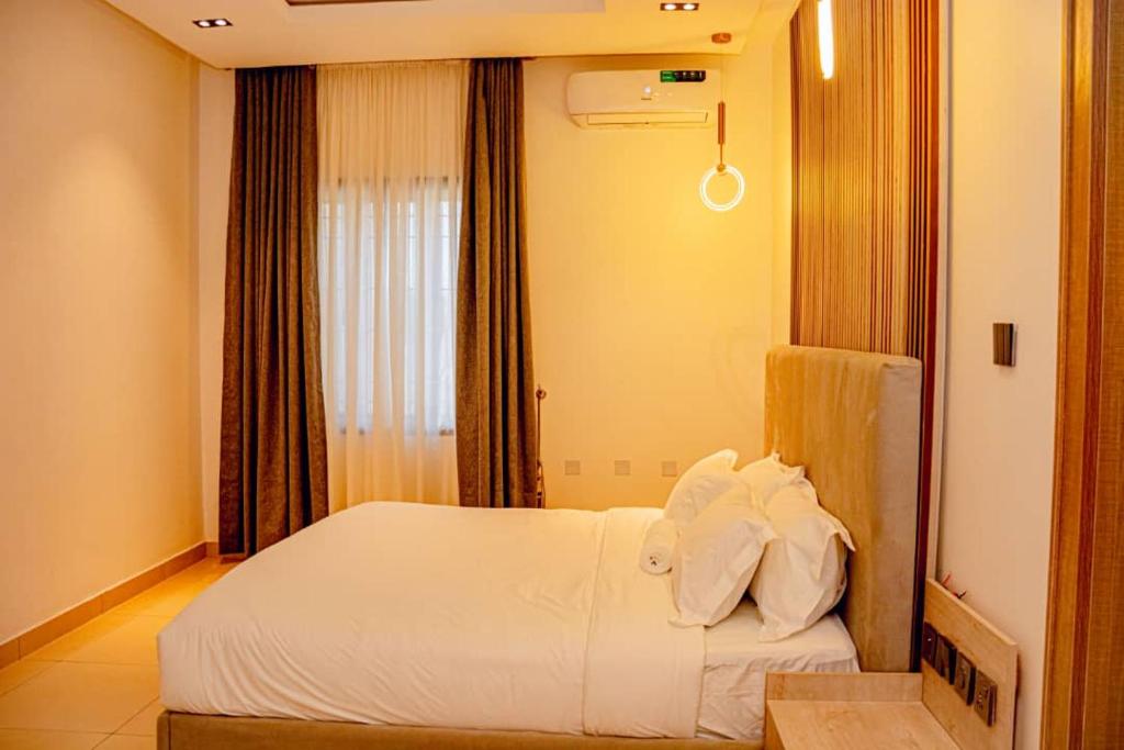 MaiduguriPolo Grand Hotel的卧室配有白色的床和窗户。