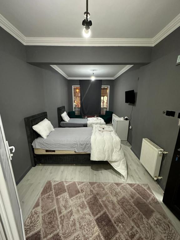 YıldırımREYNA OTEL的一间卧室配有一张大床和地毯。