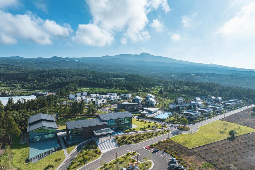 西归浦市Yakmaeul的城市的空中景观,背景是群山