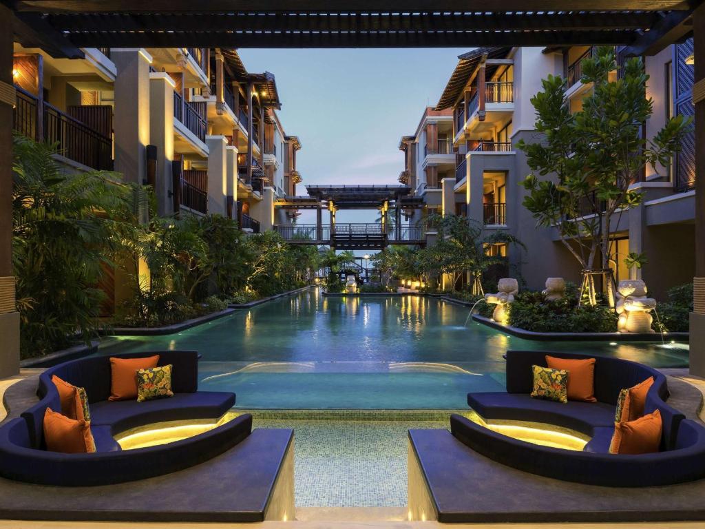 查汶苏梅岛查汶塔纳美居酒店的一座建筑物中央的游泳池