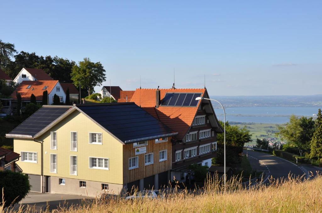 瓦尔岑豪森Gästehaus Eisenhut的屋顶上设有太阳能电池板的房子