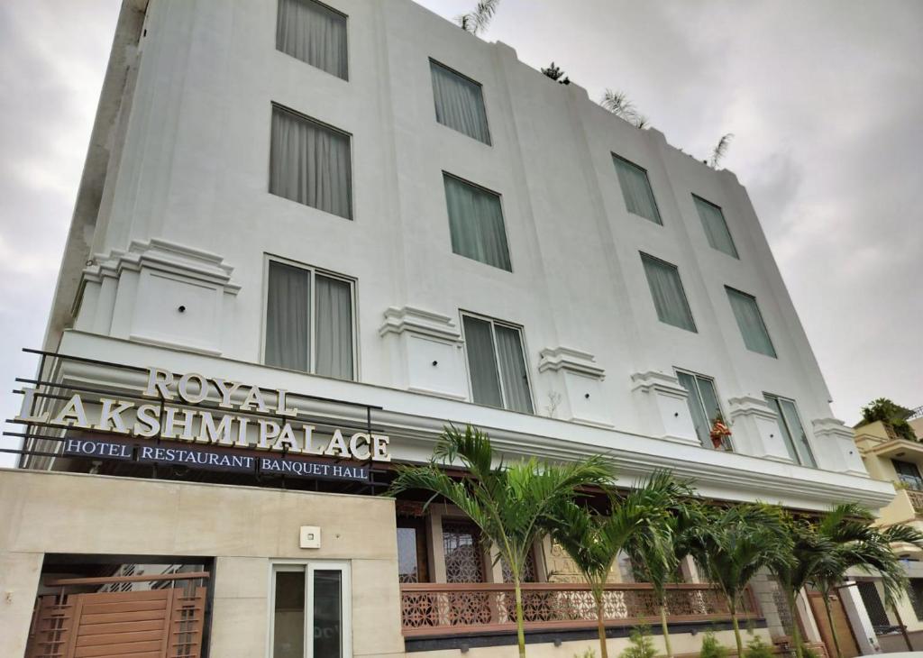 斋浦尔Hotel Royal Lakshmi Palace的前面有标志的白色建筑
